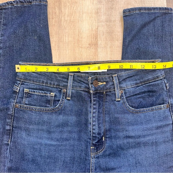 EUC Levi's 721 High Rise Skinny Jeans with Classic Denim Look - Picture 2 of 10